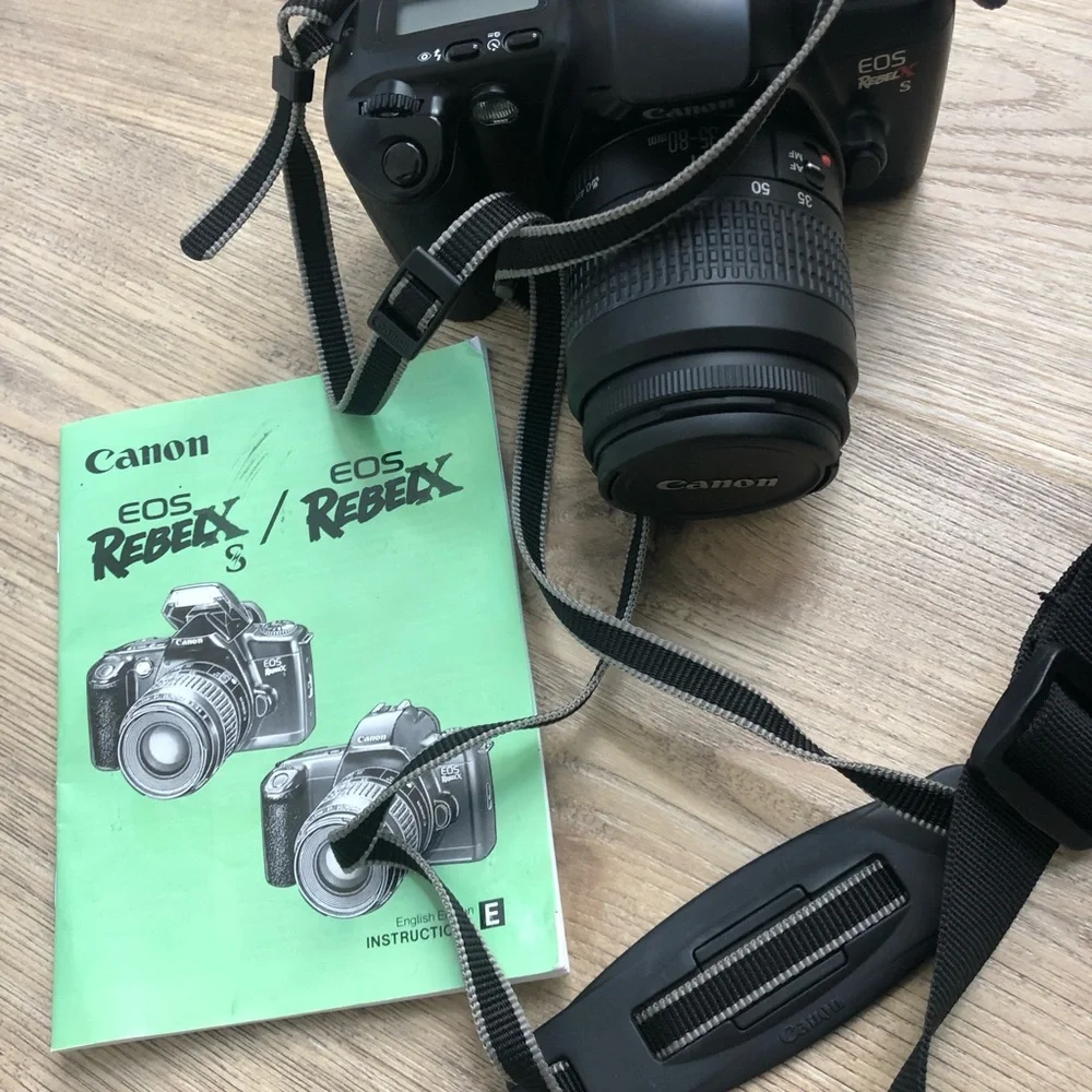 Canon EOS Rebel XS/QD Camera Kit in Black - Includes Accessories